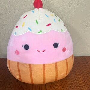 Squishmallows Clara cupcake “8 like new